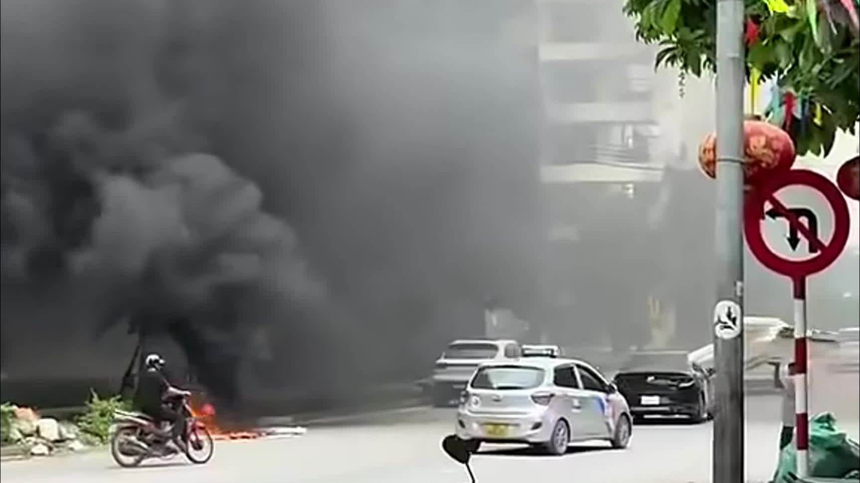 Người đàn ông đốt rác gây khói mù mịt dưới chân cầu Thăng Long