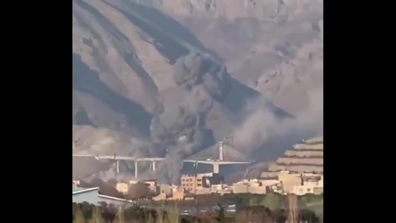 Ông Trump đăng video 'cây cầu lớn nhất ở Iran sụp đổ'