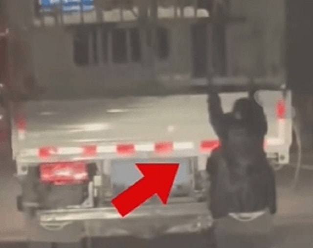 Vợ bám vào sau xe tải để bắt quả tang chồng ngoại tình và cái kết - Ảnh 1.