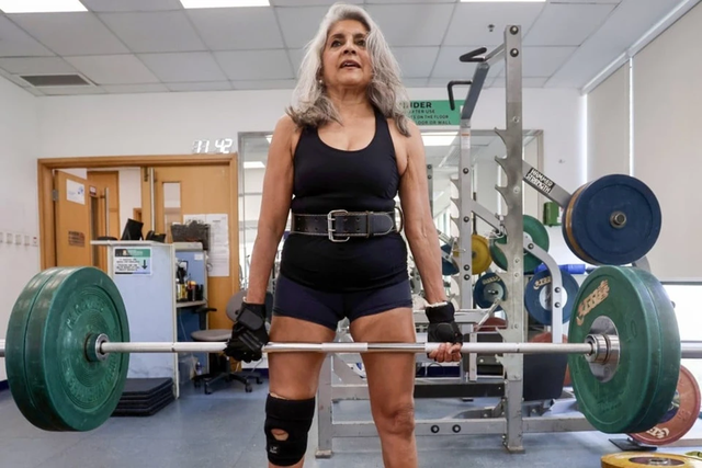 Cụ bà U70 vẫn nâng tạ mỗi ngày nhờ thói quen độc lạ có "1-0-2" - Ảnh 2.