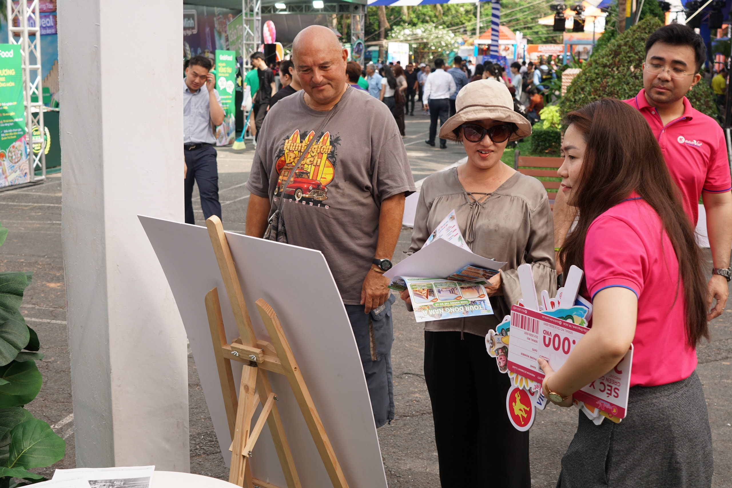 Người dân nhộn nhịp đi săn tour du lịch ưu đãi dịp 30-4 tại ngày hội ở TPHCM - Ảnh 10.