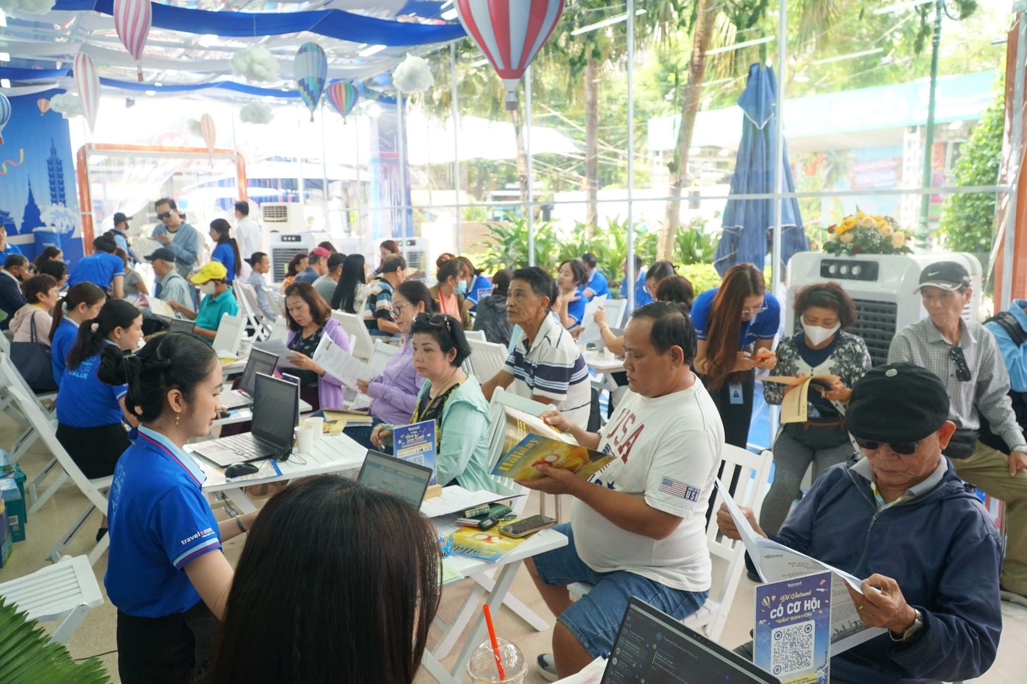 Người dân nhộn nhịp đi săn tour du lịch ưu đãi dịp 30-4 tại ngày hội ở TPHCM - Ảnh 4.