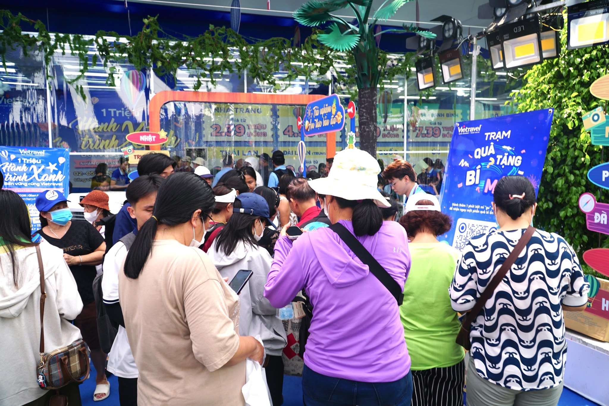 Người dân nhộn nhịp đi săn tour du lịch ưu đãi dịp 30-4 tại ngày hội ở TPHCM - Ảnh 3.