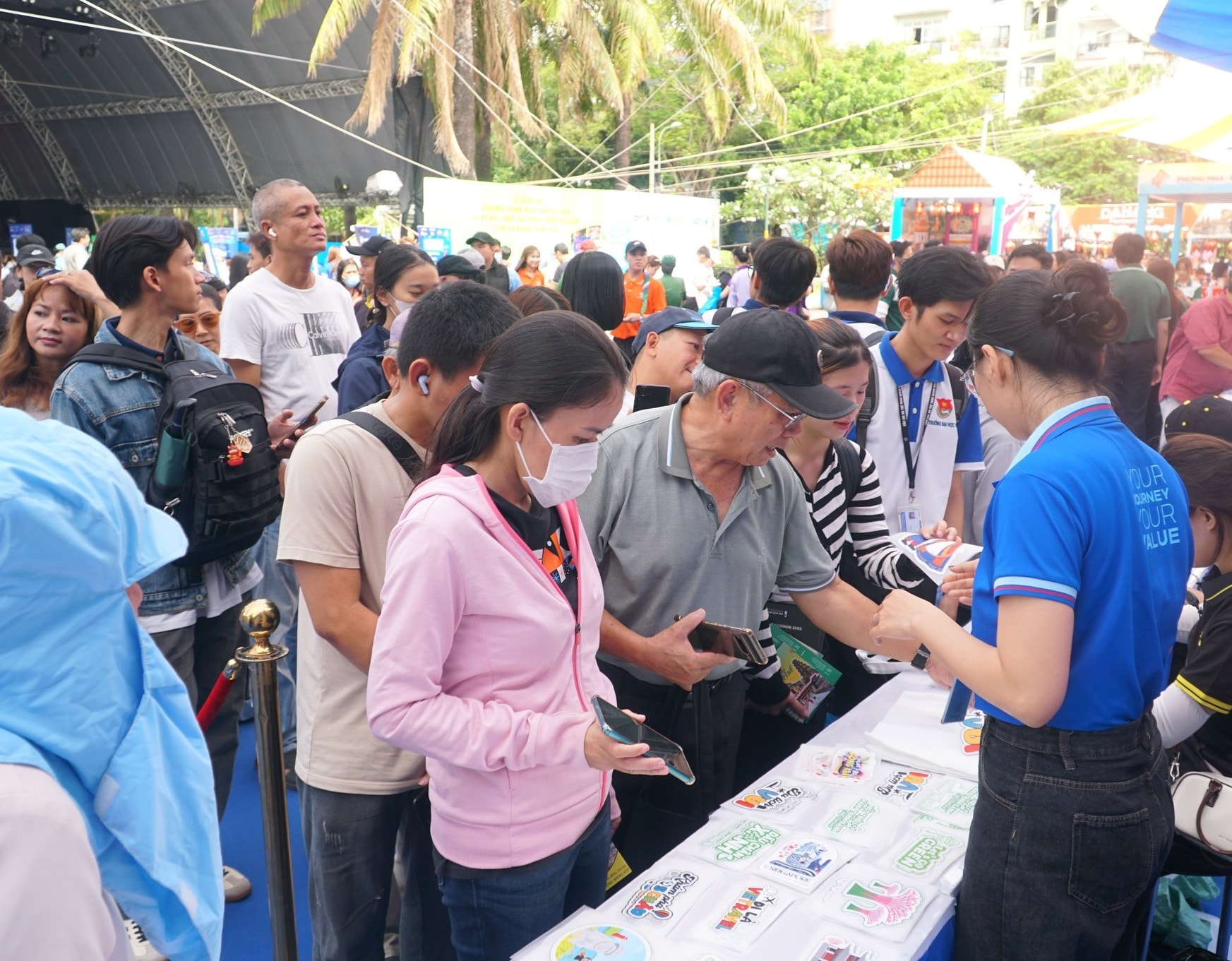 Người dân nhộn nhịp đi săn tour du lịch ưu đãi dịp 30-4 tại ngày hội ở TPHCM - Ảnh 1.