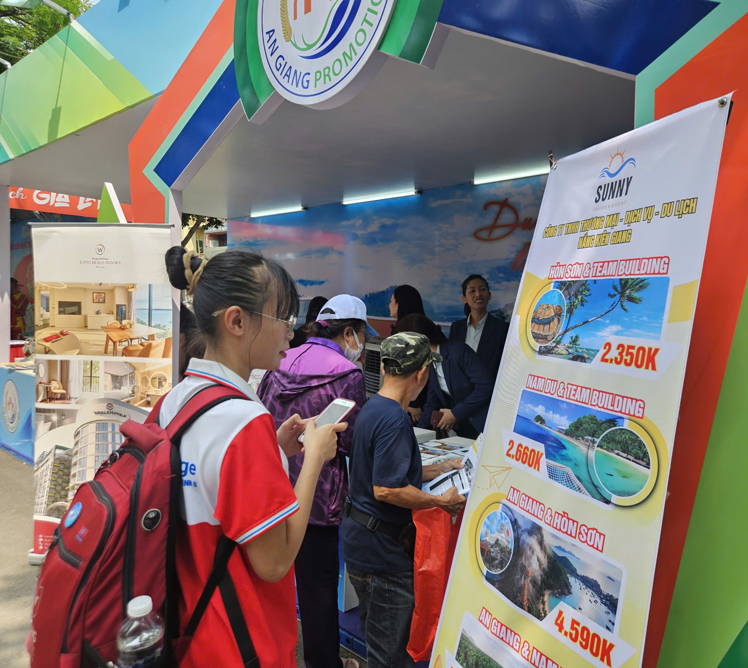 Người dân nhộn nhịp đi săn tour du lịch ưu đãi dịp 30-4 tại ngày hội ở TPHCM - Ảnh 9.