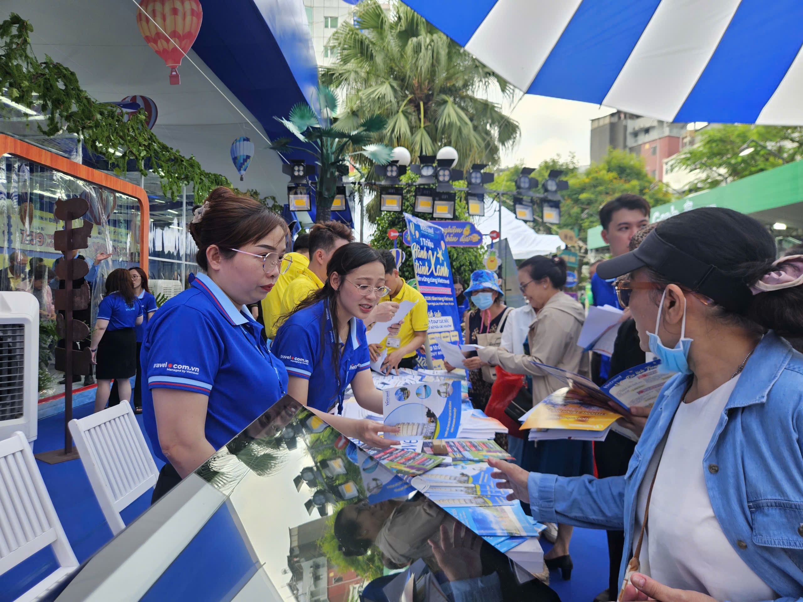 Người dân nhộn nhịp đi săn tour du lịch ưu đãi dịp 30-4 tại ngày hội ở TPHCM - Ảnh 2.