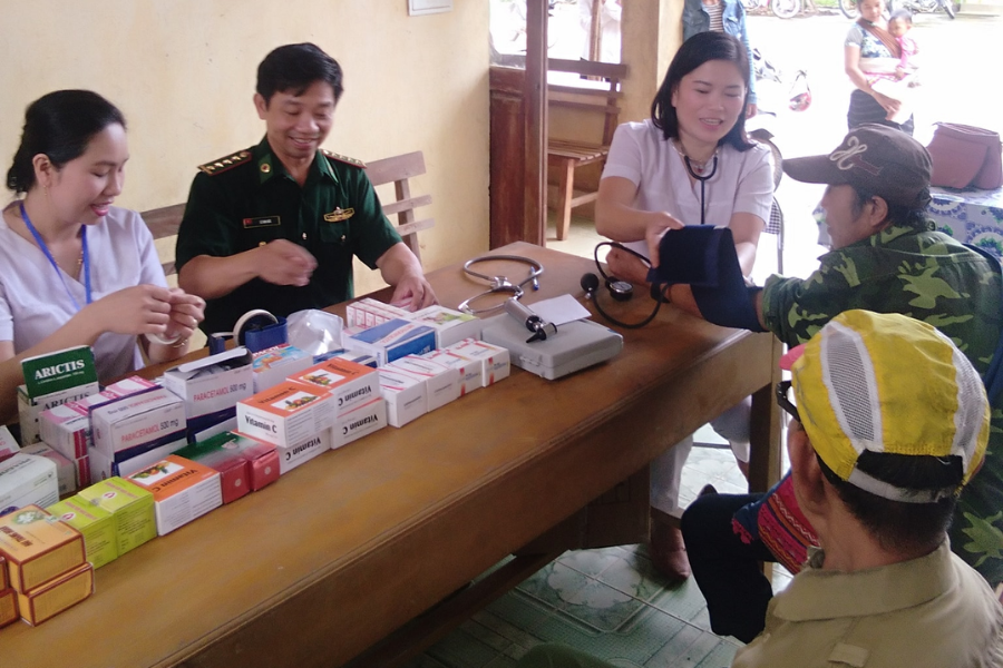 Bác sĩ Lê Anh Đức cùng các cán bộ y tế thăm khám bệnh miễn phí cho bà con nhân Ngày Thương binh Liệt sĩ 27_7