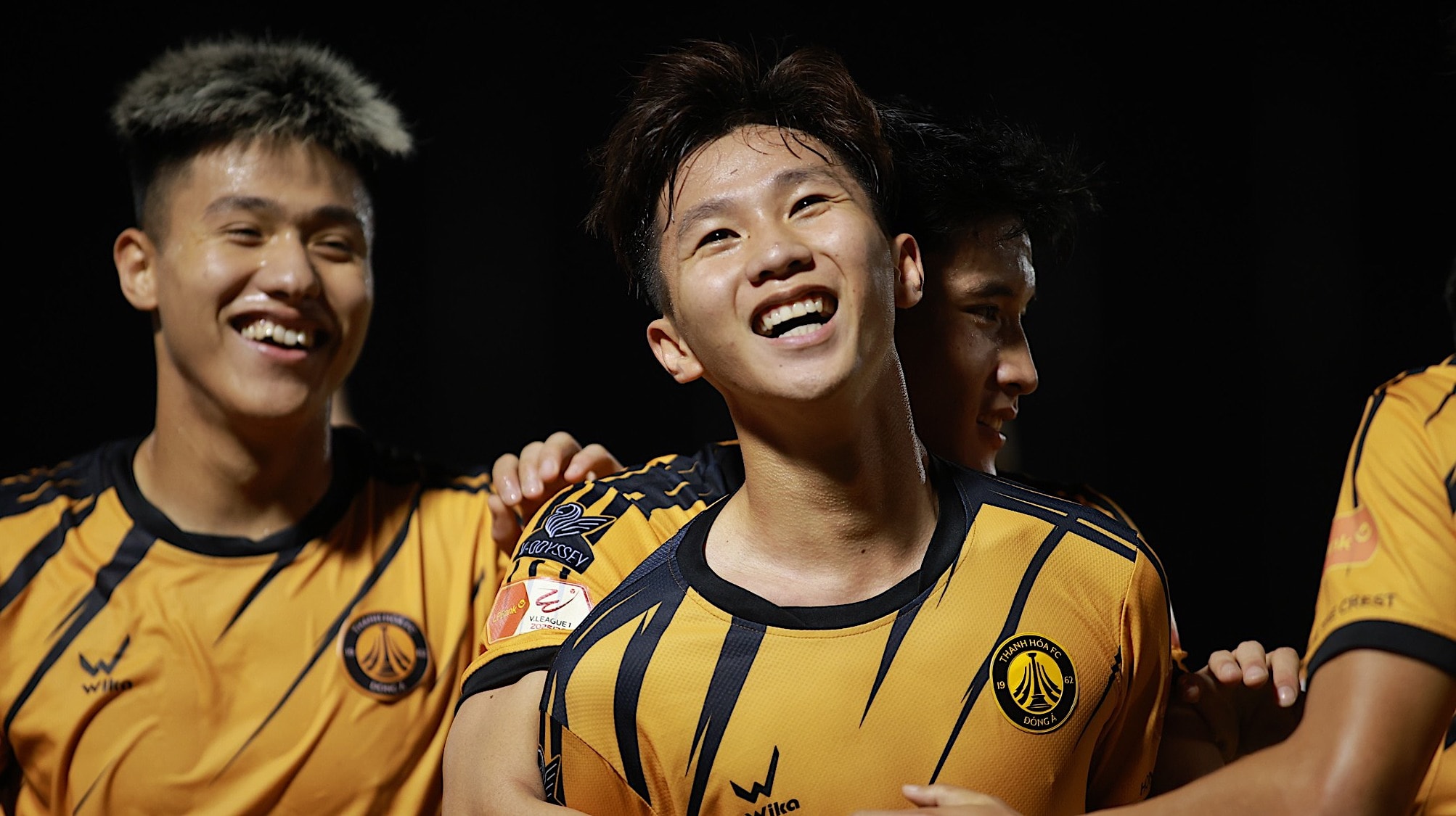 Damoth Thongkhamsavath tỏa sáng trong màu áo Đông Á Thanh Hóa.