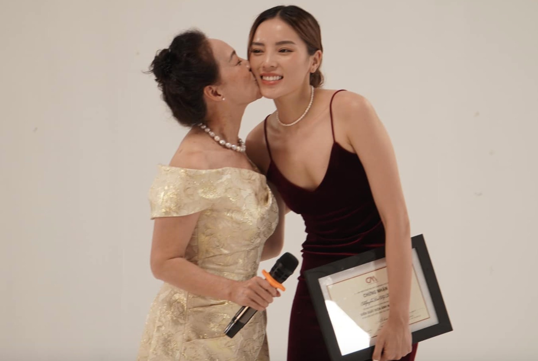 Bên cạnh việc tham gia nghệ thuật, NSND Lê Khanh còn mở học viện đào tạo diễn xuất, đồng hành cùng nhiều gương mặt trẻ tiềm năng.