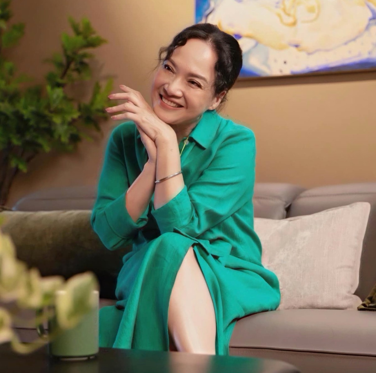 Hiện tại, nữ nghệ sĩ làm việc chủ yếu tại TP.HCM, trong khi gia đình vẫn sống ở Hà Nội, nên thường xuyên di chuyển giữa hai miền.