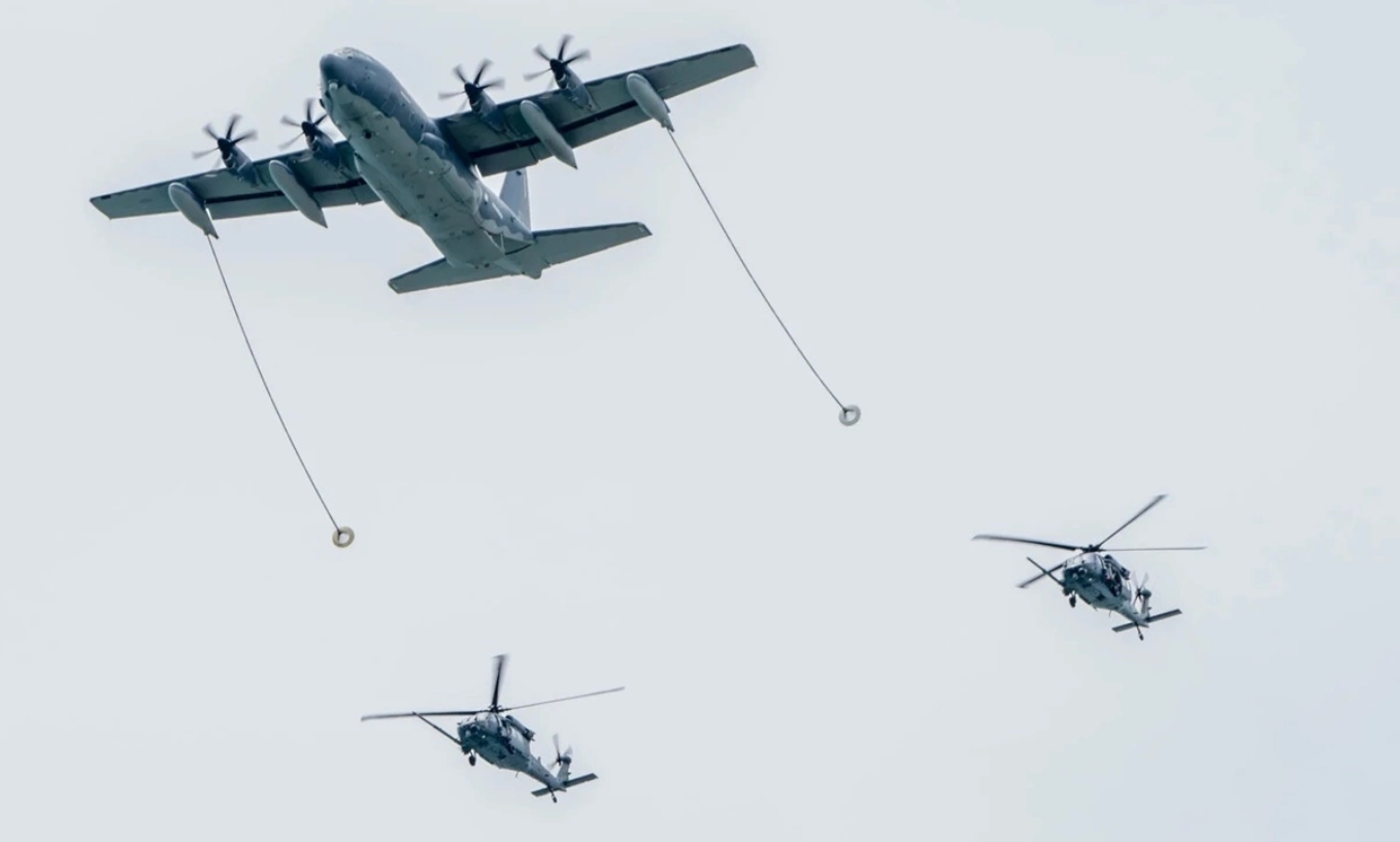 Máy bay HC-130J Combat King II cùng hai chiếc HH-60G Pave Hawk. (Ảnh: Defence-blog)