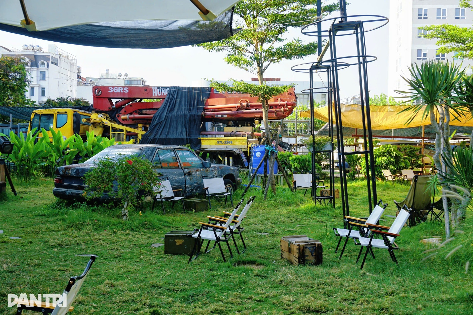 TPHCM: Chủ mang 20 xe phế liệu dựng quán cà phê tận thế, khách nói... u ám - 2