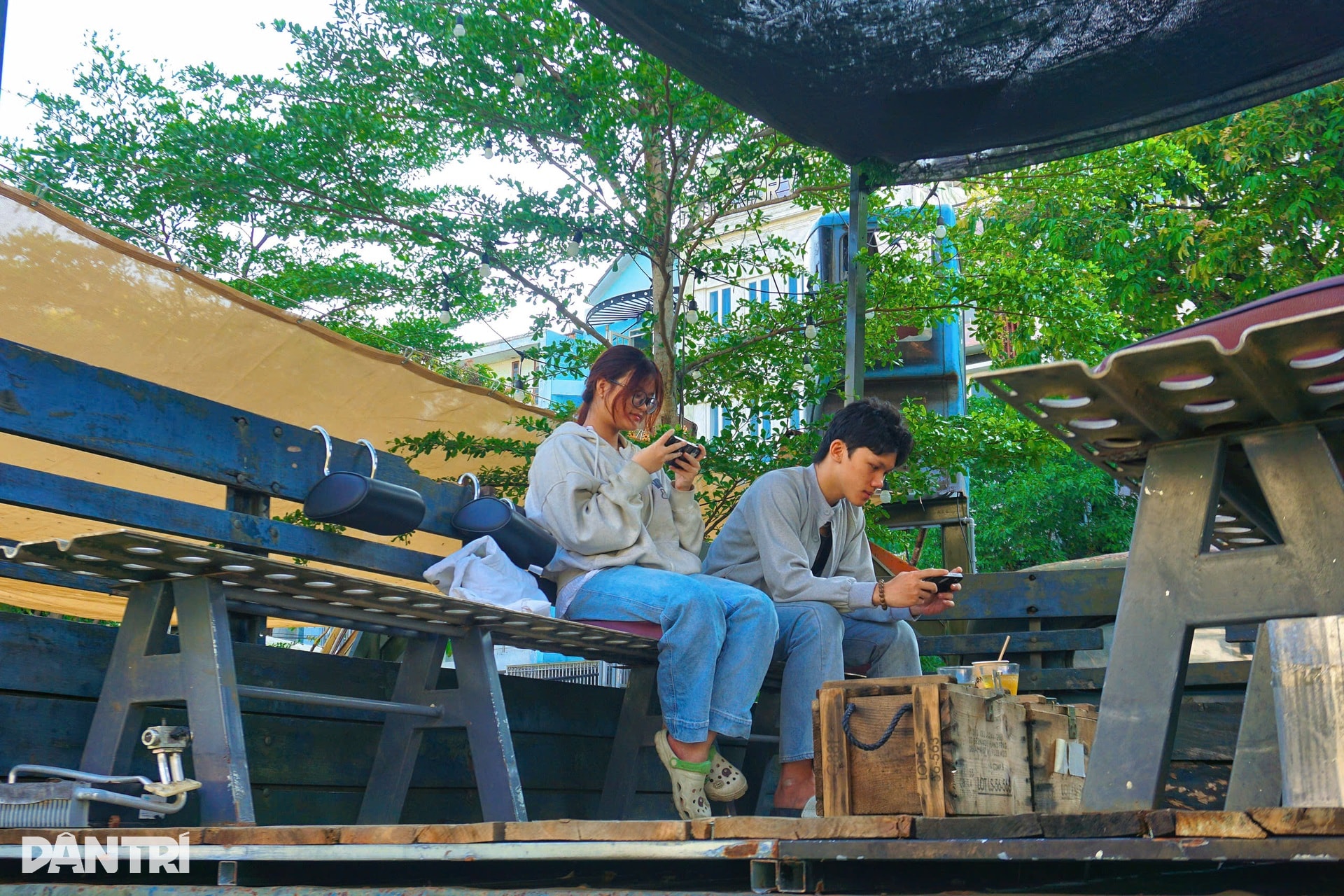 TPHCM: Chủ mang 20 xe phế liệu dựng quán cà phê tận thế, khách nói... u ám - 11