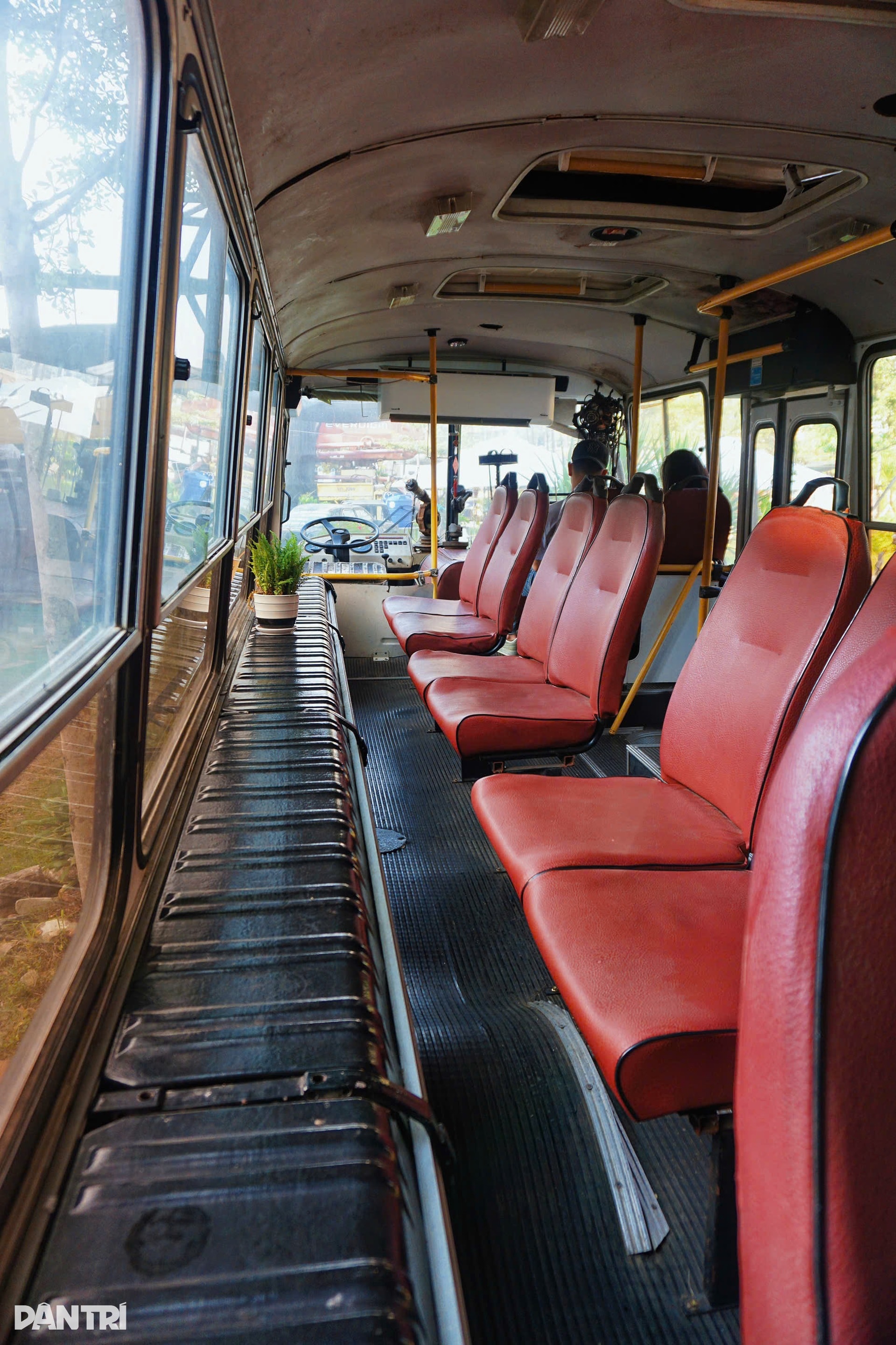 TPHCM: Chủ mang 20 xe phế liệu dựng quán cà phê tận thế, khách nói... u ám - 8