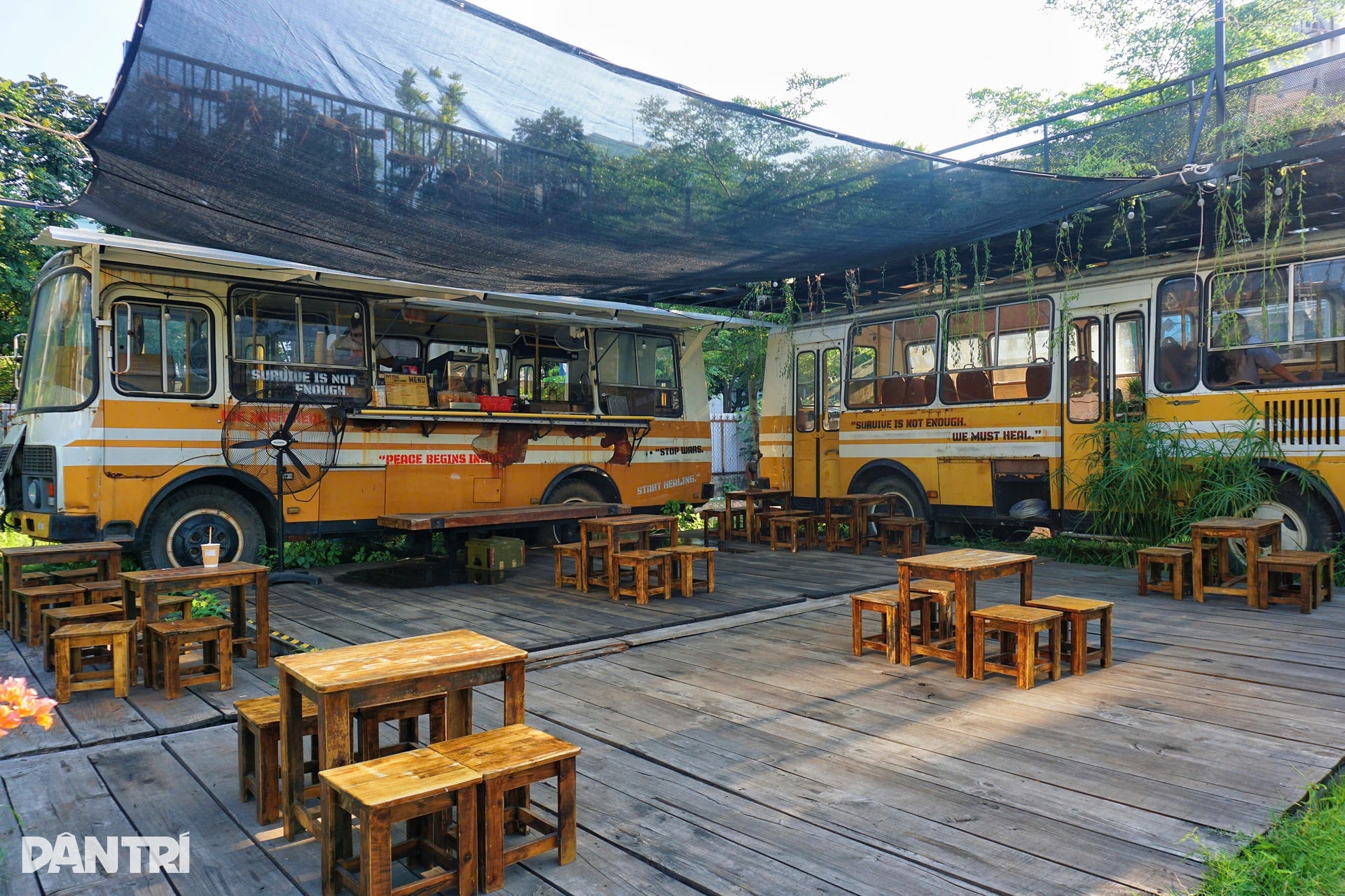 TPHCM: Chủ mang 20 xe phế liệu dựng quán cà phê tận thế, khách nói... u ám - 5