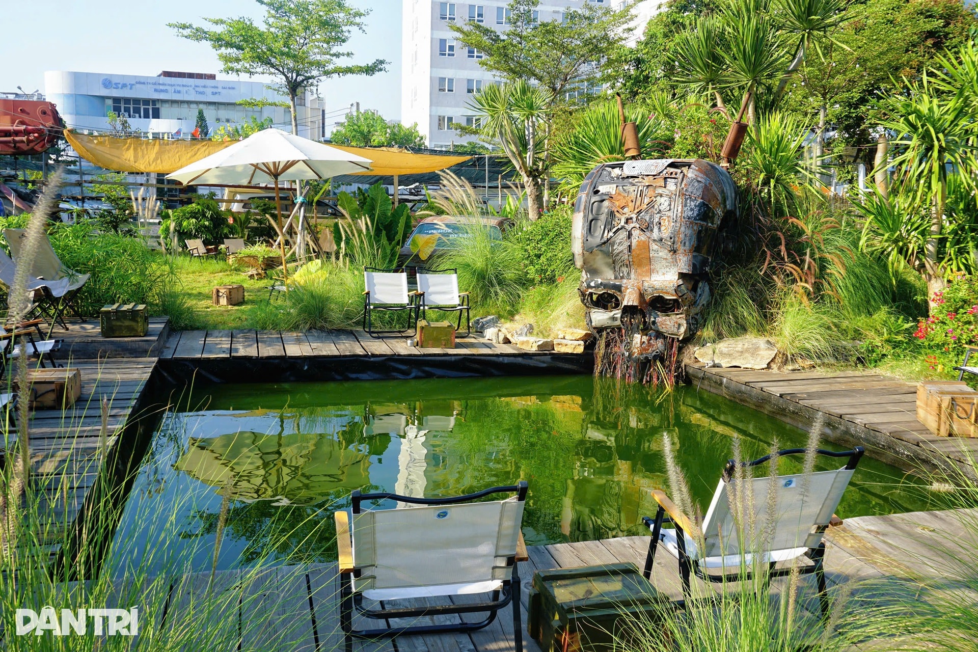 TPHCM: Chủ mang 20 xe phế liệu dựng quán cà phê tận thế, khách nói... u ám - 12