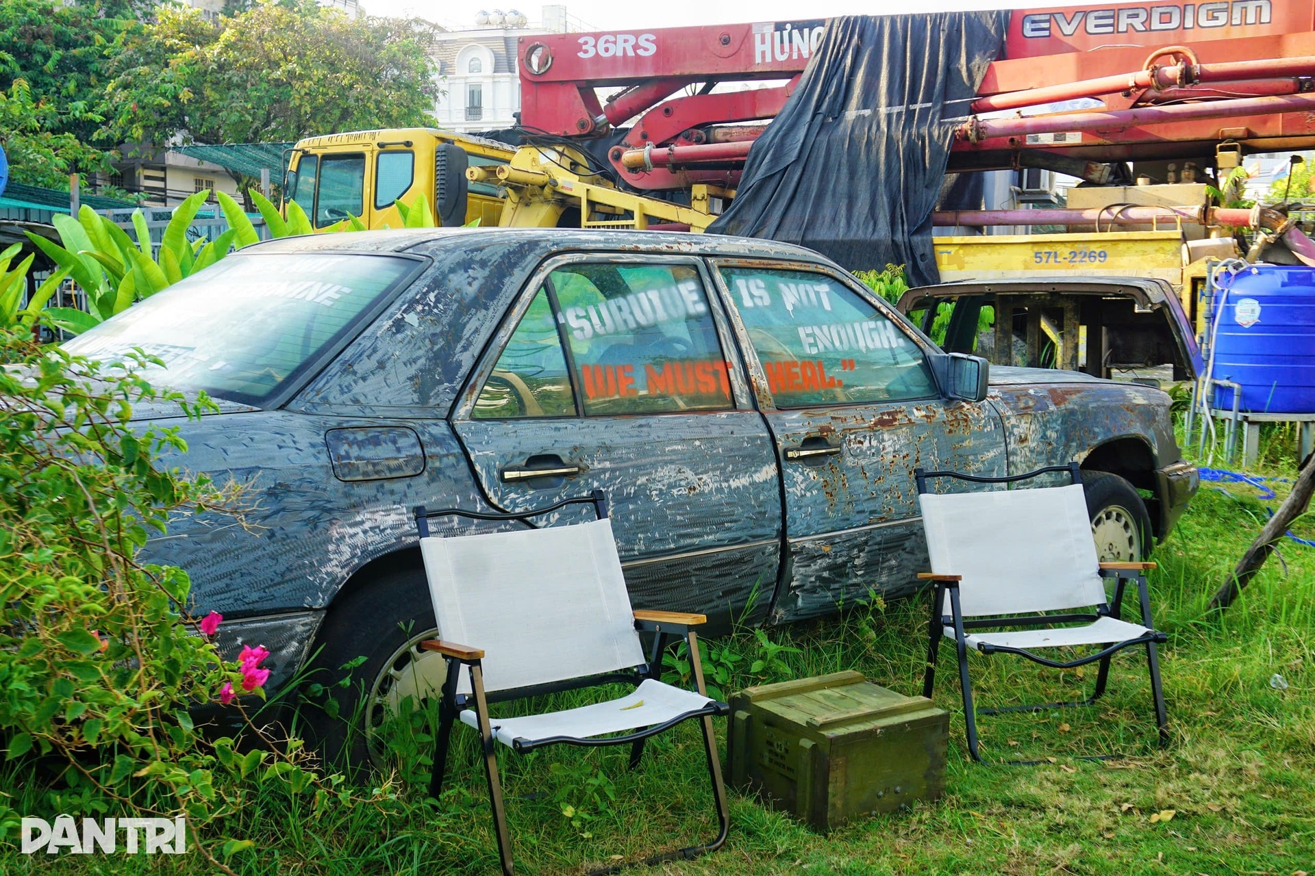 TPHCM: Chủ mang 20 xe phế liệu dựng quán cà phê tận thế, khách nói... u ám - 10