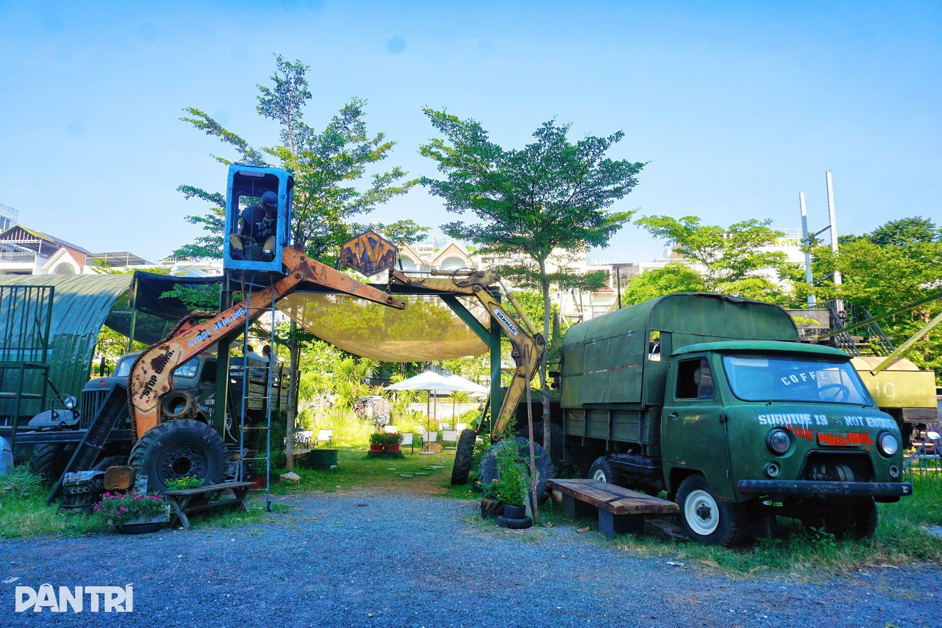 TPHCM: Chủ mang 20 xe phế liệu dựng quán cà phê tận thế, khách nói... u ám - 1