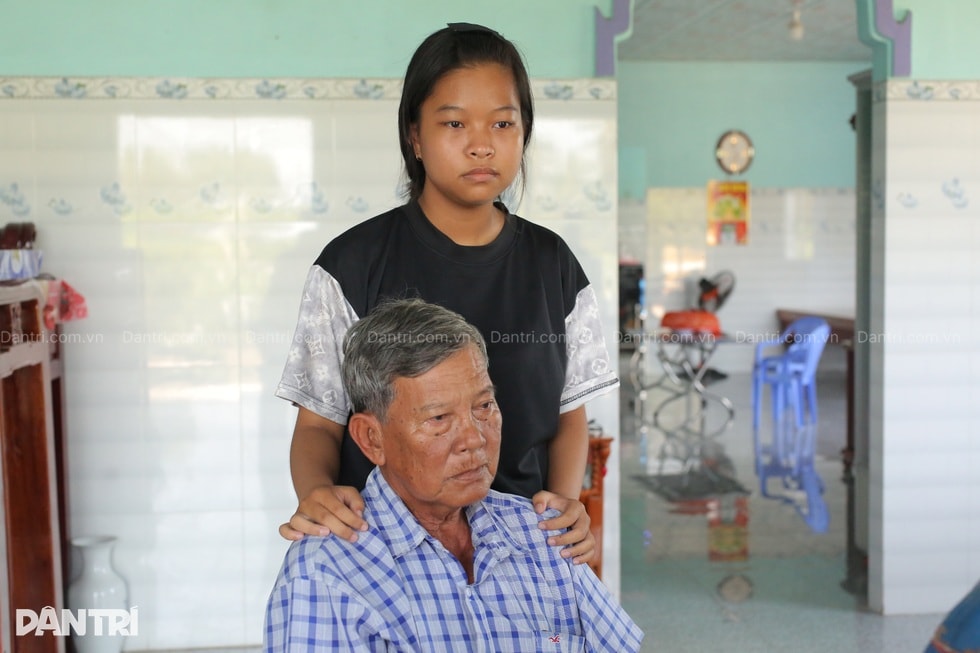 Ba ngôi mộ chưa kịp khô xi măng, ông bà nội lo cháu gái mồ côi thất học - 2 Ba ngôi mộ chưa kịp khô xi măng, ông bà nội lo cháu gái mồ côi thất học - 2