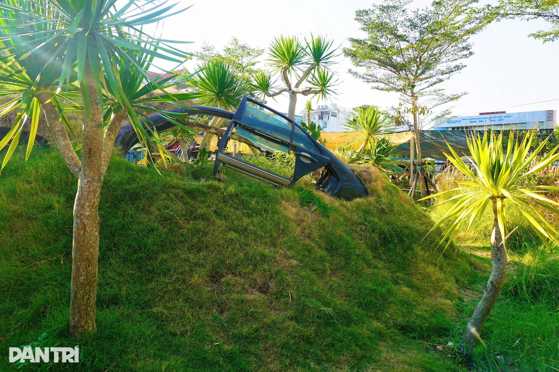 TPHCM: Chủ mang 20 xe phế liệu dựng quán cà phê tận thế, khách nói... u ám - 6