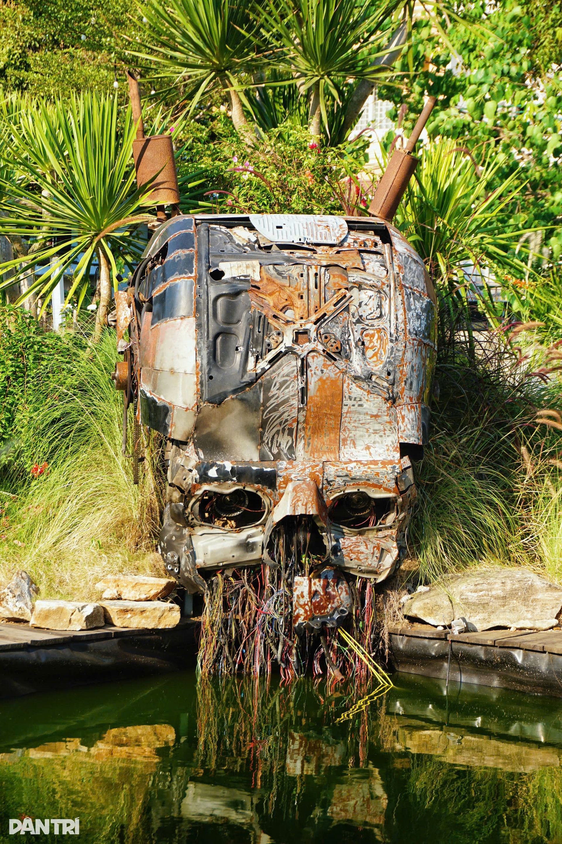 TPHCM: Chủ mang 20 xe phế liệu dựng quán cà phê tận thế, khách nói... u ám - 4