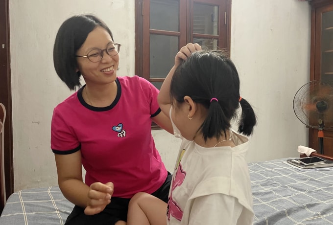 Chị Mạc Nga, 38 tuổi và con gái Phương Anh trong phòng trọ bên cạnh Bệnh viện Nhi Trung ương, tối 26/3. Ảnh: Phan Dương