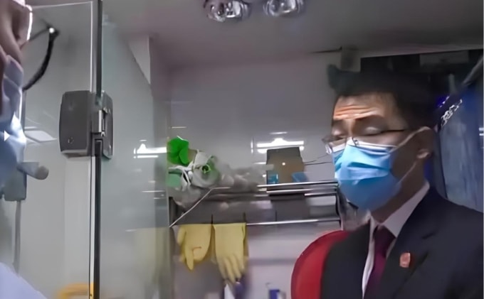 Một nhân viên tòa án đến điều tra vụ việc sau khi nhận được đơn khiếu nại. Ảnh: baijiahao.baidu.com