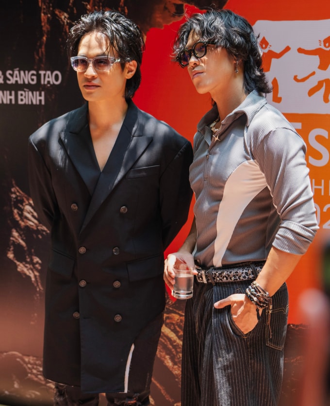 Ca sĩ Hà Anh Tuấn (trái) và 2pillz tại buổi họp báo chương trình sáng 4/4 tại TP HCM. Ảnh: Ban tổ chức cung cấp