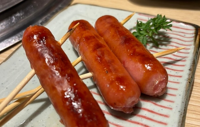 Thực phẩm siêu chế biến như xúc xích nhiều chất béo xấu, dễ tăng cân. Ảnh: Anh Chi