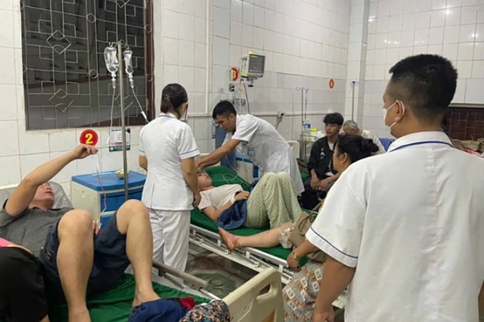 Bác sĩ đang thăm khám cho bệnh nhân, ngày 3/4. Ảnh: Hùng Lê