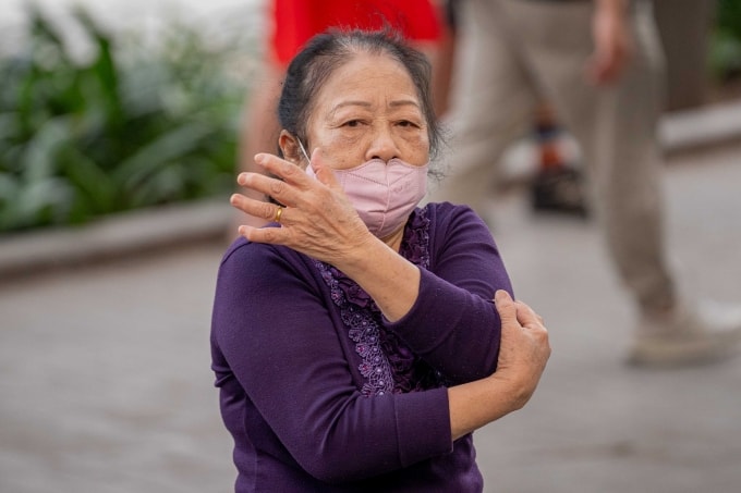 Thể dục, người già, nắng Ảnh: Hoàng Giang