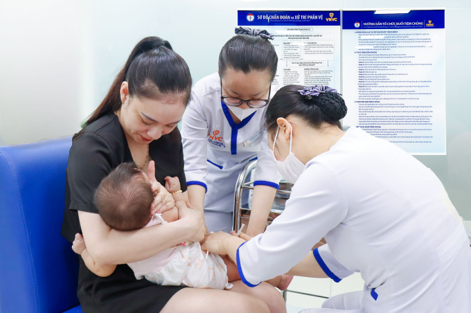 Trẻ nhỏ tiêm vaccine phòng bệnh tại Hệ thống Tiêm chủng VNVC. Ảnh: Hoàng Dương
