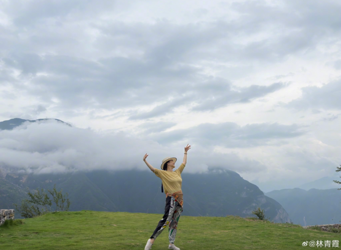 Lâm Thanh Hà múa với mây khi du lịch năm 2025. Ảnh: Weibo