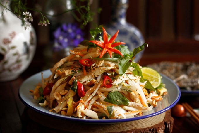 Ăn thịt gà buổi tối giúp no lâu, ít ảnh hưởng đến đường huyết. Ảnh: Bùi Thủy