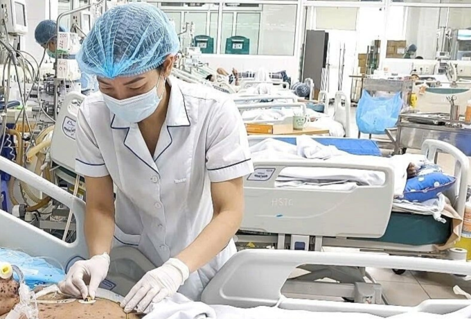 Bệnh nhân mắc thủy đậu biến chứng nặng điều trị tại Bệnh viện Bệnh nhiệt đới Trung ương. Ảnh: Bệnh viện cung cấp