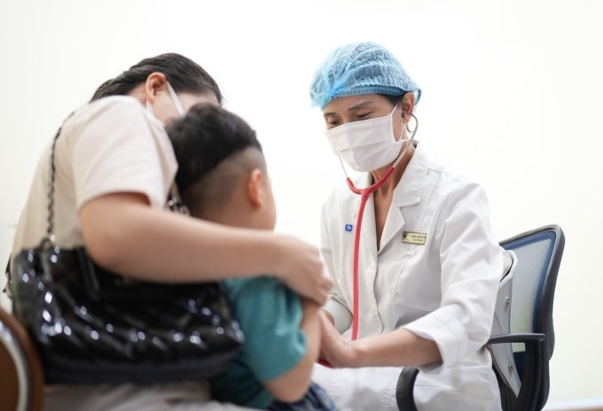 Bác sĩ khoa Nhi đang nghe nhịp tim cho bệnh nhân nhi. Ảnh minh họa: Bệnh viện Đa khoa Tâm Anh Hà Nội