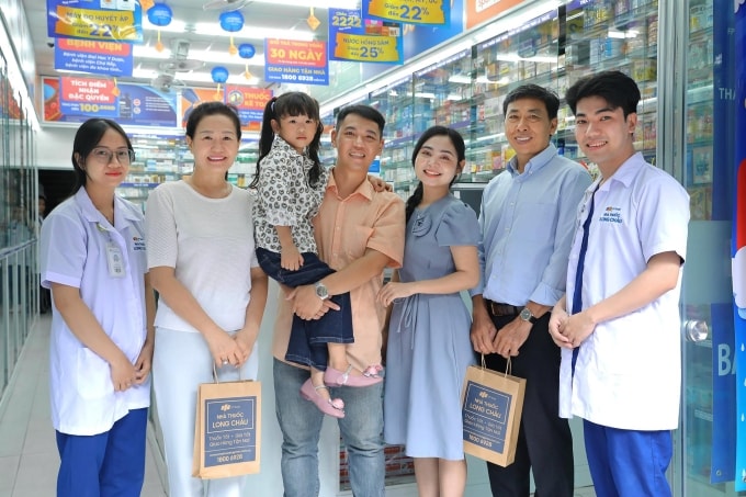 Một gia đình 3 thế hệ nhận quà tặng từ hệ thống nhà thuốc của Long Châu. Ảnh: Long Châu