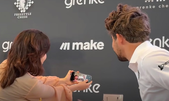 Alua Nurman chụp ảnh cùng Carlsen trước ván đấu vòng hai Grenke Freestyle Chess ở thành phố Karlsruhe, Đức ngày 3/4/2026. Ảnh: chụp màn hình