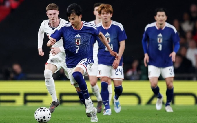 Mitoma đi bóng trong trận giao hữu thắng tuyển Anh 1-0 trên sân Wembley ngày 31/3. Ảnh: EPA