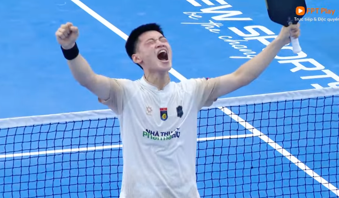 Khoảnh khắc Vinh Hiển mừng chiến thắng 2-1 trước Frederico Staksrud để giành vé đầu tiên vào chung kết PPA Hanoi Cup trưa 4/4. Ảnh: Chụp màn hình