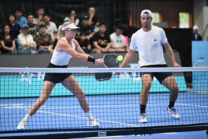 Waters (trái) và Johns trong trận bán kết đôi nam nữ trên sân Championship ở Cung điền kinh Mỹ Đình, Hà Nội hôm 4/4. Ảnh: Giang Huy
