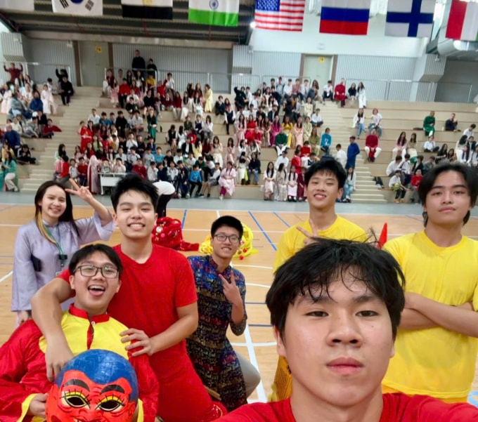 Duy An (cầm máy selfie) cùng các bạn trong một hoạt động ở trường. Ảnh: Nhân vật cung cấp