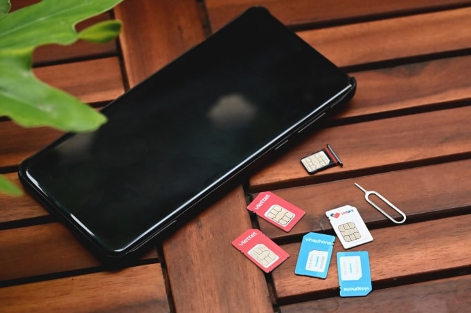 Một thiết bị di dộng bên nhiều thẻ SIM điện thoại. Ảnh: Trọng Đạt
