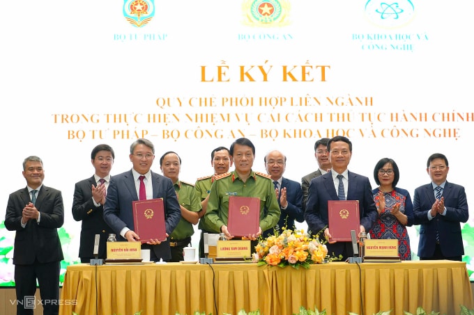 Bộ trưởng ba Bộ chủ trì lễ ký kết. Ảnh: Linh Đan