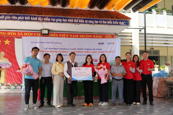 Đoàn tài trợ nghiệm thu công trình vệ sinh mới tại điểm trường Đèo Rơn - Trường TH Sơn Hạ số I. Ảnh: Vy An