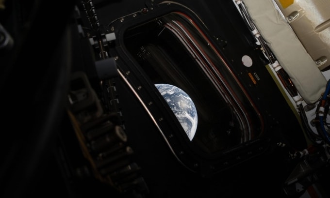 Trái Đất nhìn qua khoang cửa sổ tàu Orion. Ảnh: NASA