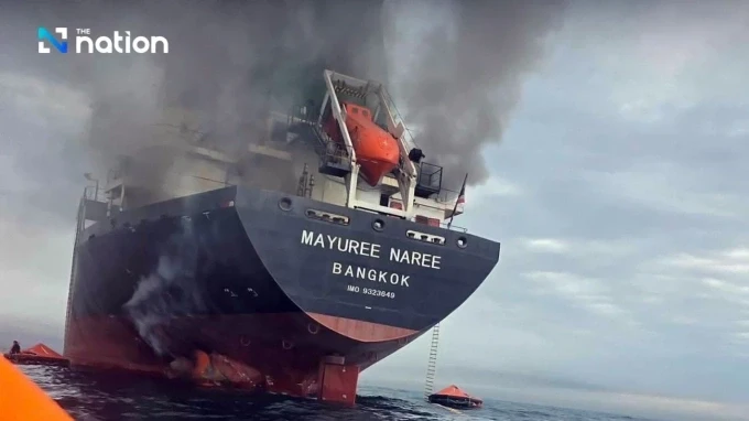 Tàu hàng Mayuree Naree bốc khói đen sau khi bị tấn công gần eo biển Hormuz. Ảnh: Hải quân Thái Lan