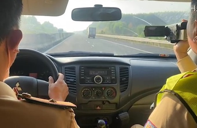 CSGT đường bộ cao tốc số 6 lái xe hoá trang tuần tra ghi hình ôtô vi phạm trên cao tốc. Ảnh: Cục CSGT