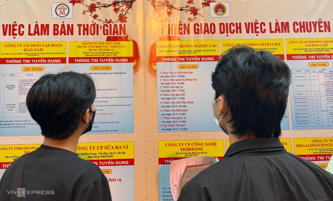 Lao động trẻ tham khảo thông tin tuyển dụng việc làm tại Trung tâm Dịch vụ việc làm Hà Nội. Ảnh: Hồng Chiêu