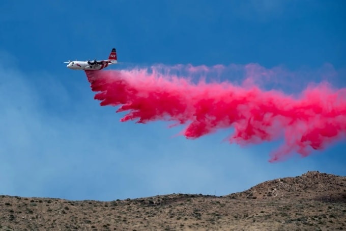 Một máy bay chữa cháy thả chất chống cháy Phos-Chek xuống đám cháy gần Acton, bang California ngày 3/4. Ảnh: Los Angeles Daily News